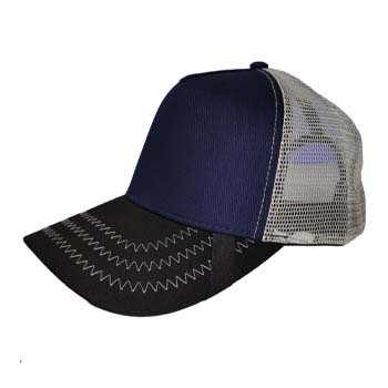 gorra de malla crema con visera curva negra y frente azul