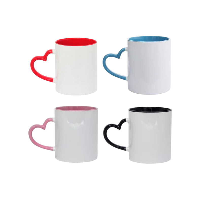 taza con fondo de color y agarradera de corazón