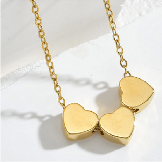 collar de 3 corazones dorado pequeños de acero inoxidable